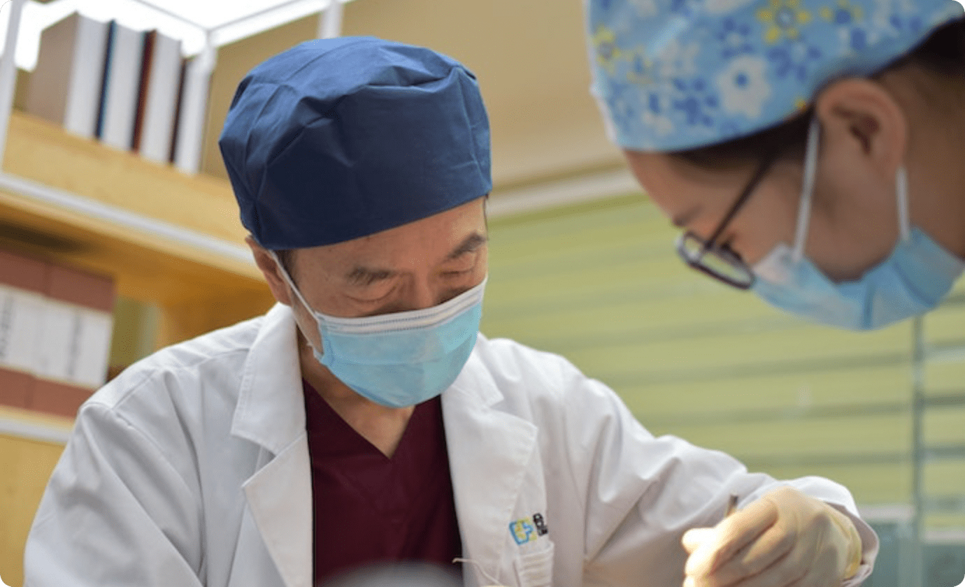 医師が丁寧に診察している画像